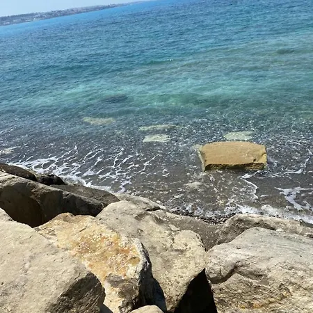 Lägenhet Coral Bay Modern Renovated By The Sea Paphos