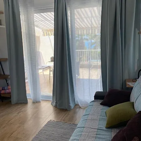 Coral Bay Modern Renovated By The Sea