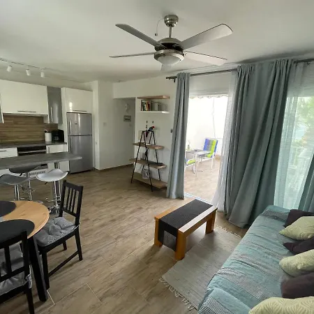 Coral Bay Modern Renovated By The Sea *