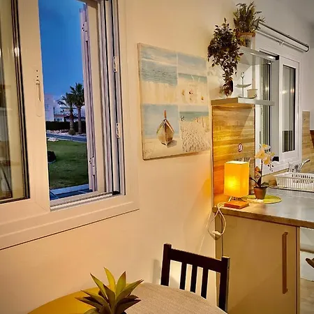 Coral Bay Modern Renovated By The Sea