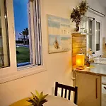 Coral Bay Modern Renovated By The Sea